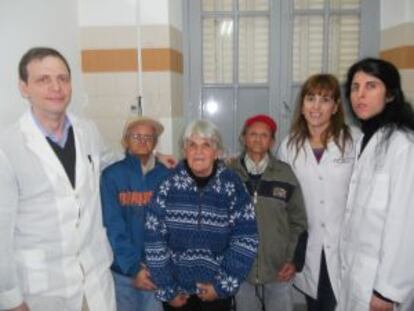 Agrelo, en el Hospital Pirovano de Buenos Aires, con los dos pacientes con síndrome de Werner y su madre, en el centro, y dos internas del hospital.