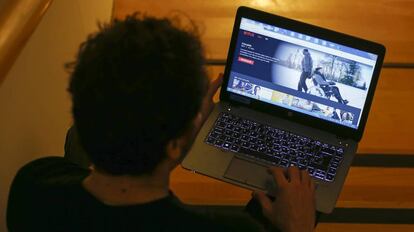 Un usuario se conecta a Netflix con su ordenador.