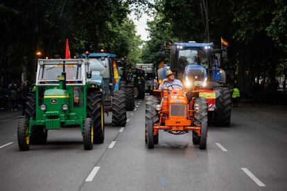 Tractores se suman a la manifestación por la defensa del territorio rural y el sector primario.