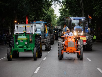 Tractores se suman a la manifestación por la defensa del territorio rural y el sector primario.