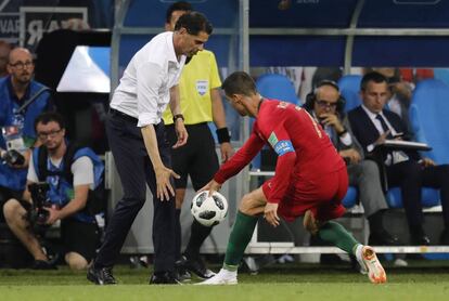 Cristiano Ronaldo trata de recoger un balón en presencia del seleccionador español, Fernando Hierro.