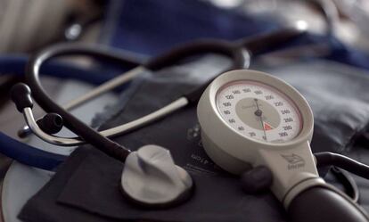 Un estetoscopio y un tensiómetro en una consulta médica.