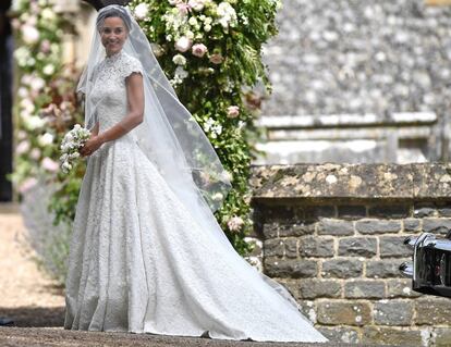 La hermana pequeña de la duquesa de Cambridge, ha elegido un vestido del diseñador Giles Deacon, símbolo de la alta costura británica, para dar el sí quiero.