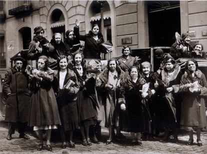 Sufragistas pidiendo el voto para la mujer en la calle de Alcalá, en 1932, foto del libro 'Alfonso. Cincuenta años de historia de España', recopilatorio de algunas de las fotografías más importantes del fotógrafo Alfonso Sánchez García.