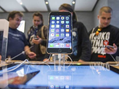 Una iPhone 6, en una tienda en la que varias personas prueban m&oacute;villes.