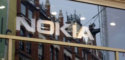 En la imagen, el logo de la compañia Nokia en una de sus tiendas en Helsinki.