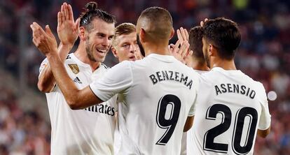 Asensio y Benzema felicitan a Bale tras su gol al Girona.