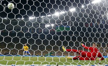 Neymar marca contra o goleiro Timo Horn durante a disputa de pênaltis, na final entre Brasil e Alemanha.