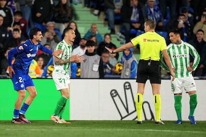 Antony, del Betis, quejndose al rbitro tras ver la tarjeta roja en el partido ante el Getafe el pasado 23 de febrero.