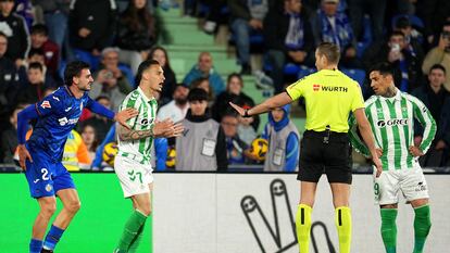 Antony, del Betis, quejándose al árbitro tras ver la tarjeta roja en el partido ante el Getafe el pasado 23 de febrero.
