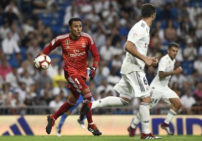 Navas juega la pelota a sus compañeros.