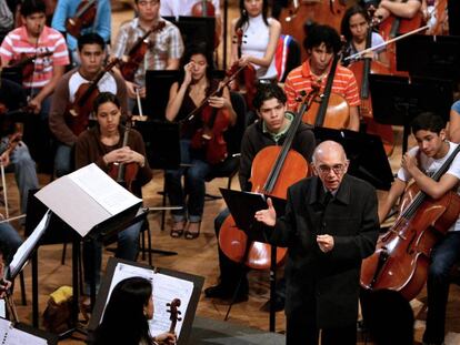 El músico José Antonio Abreu charla con miembros de la orquesta de Caracas en enero de 2009.