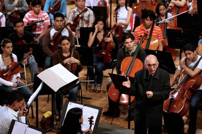 El músico José Antonio Abreu charla con miembros de la orquesta de Caracas en enero de 2009.