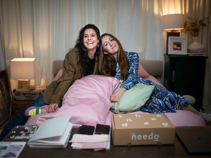 Lucía González (izquierda) y Celia Arroyo, fundadoras de la firma The Needo, en casa de la última en Madrid.