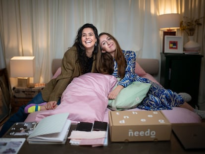 Lucía González (izquierda) y Celia Arroyo, fundadoras de la firma The Needo, en casa de la última en Madrid.