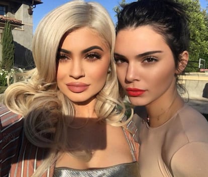 Colocadas en la misma posición que su foto del pasado: las hermanas <strong>Kylie y Kendall Jenner</strong>. Son las pequeñas del televisivo clan Kardashian: hoy Kylie (quién más ha cambiado por sus reconocidas intervenciones estéticas en su rostro) se está creando su propio imperio del maquillaje. Kendall es una de las modelos más solicitadas por todas las firmas y diseñadores.