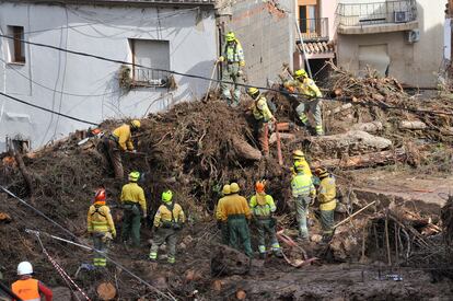 Servicios de emergencia trabajan en el punto más afectado por las inundaciones en Letur, este miércoles. 