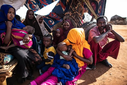 Una familia, recién llegada al campo de desplazados de Kaxaarey, en Dolow, aguarda junto a sus pertenencias a ser atendida.