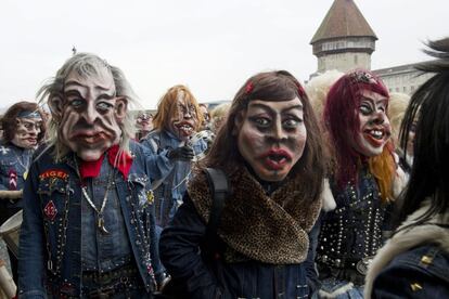 Desfile en Lucerna, Suiza, tras el inicio de los carnavales.