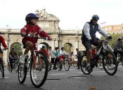 Un grupo de ciclistas, junto a la Puerta de Alcalá.