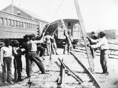 Trabajadores en una v&iacute;a de tren en el estado de Virginia.