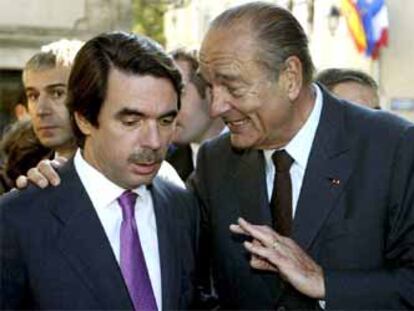 Aznar y Chirac conversan durante el encuentro que hoy han mantenido en Carcassonne.