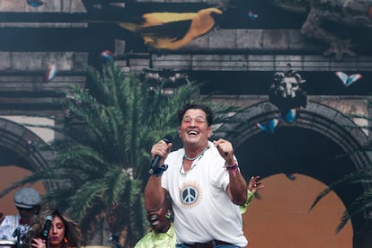 El cantante Carlos Vives durante su actuación en la Puerta del Alcalá de Madrid.