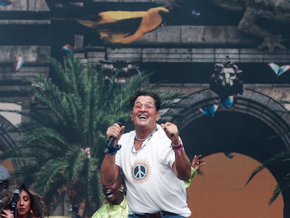 El cantante Carlos Vives durante su actuación en la Puerta del Alcalá de Madrid.