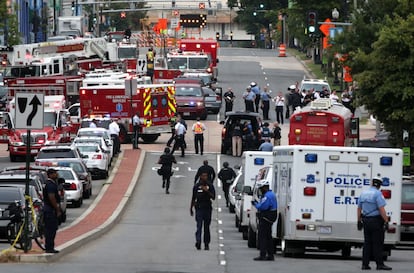 Las autoridades cierran el metro y el aeropuerto con motivo del tiroteo en el mando de la Armada en Washington, un edificio en el que trabajan miles de personas.