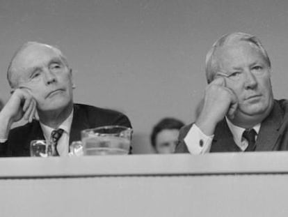 El ex primer ministro británico Edward Heath y uno de sus Secretarios, siguiendo un trepidante debate sobre aranceles en 1971.