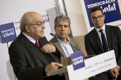 Joan Iglesias (derecha), junto a los exconsejeros Andreu Mas-Colell y Francesc Homs.