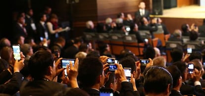 Asistentes a la cumbre de la APEC en Lima fotograf&iacute;an al presidente de China, Xi Jinping (fuera de imagen).