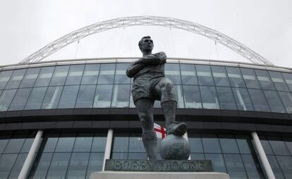 Estatua de Bobby Moore ante el estadio de Wembley de Londres