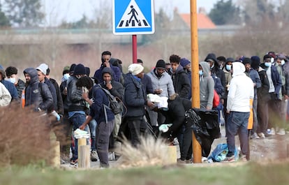 Migrantes en una fila para recibir comida en Calai, Francia, en febrero de 2021.