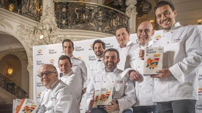 Cocineros han obtenido tres 'soles' en la Guía Repsol 2014. De izquierda a derecha, Ricardo Sanz, Ricard Camarena, Mario Sandoval, José Avillez, José Rojano, Kiko Moya, Koldo Rodero y Francis Paniego.