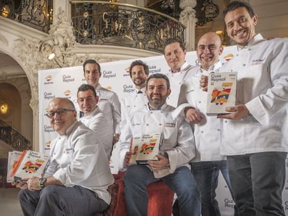 Cocineros han obtenido tres 'soles' en la Guía Repsol 2014. De izquierda a derecha, Ricardo Sanz, Ricard Camarena, Mario Sandoval, José Avillez, José Rojano, Kiko Moya, Koldo Rodero y Francis Paniego.