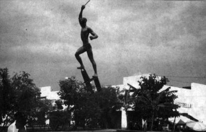 Antiga estação de trem de Ciénaga. O monumento de Rodrigo Arenas Betancourt rememora o massacre de trabalhadores dos bananais, tema de ‘A Casa Grande’ e um dos episódios cruciais de 'Cem Anos de Solidão’.