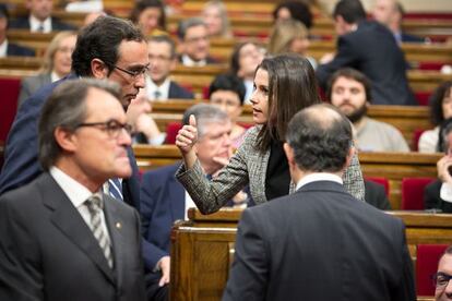 Josep Rull i Inés Arrimadas, en segon pla, al Parlament.