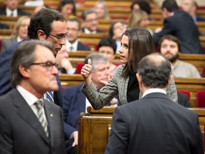 Josep Rull y Ines Arrimadas, en segundo plano, en el Parlament.