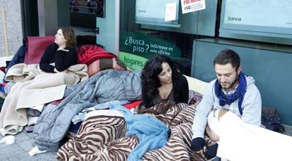 Acampada ante la sede de Bankia en Alicante.