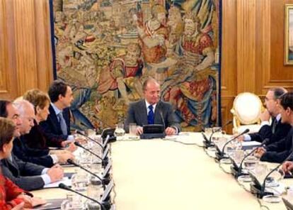 El Rey, durante la reunión del Consejo de Ministros con carácter deliberante celebrado hoy en el Palacio de La Zarzuela.