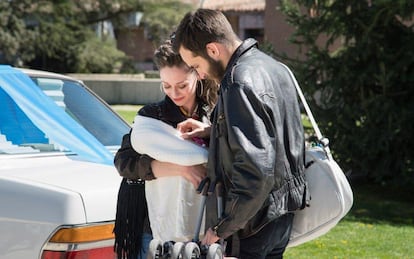 Karina (Elena Rivera) y Carlos (Ricardo Gómez), en el último capítulo de la temporada 18ª de "Cuéntame cómo pasó".