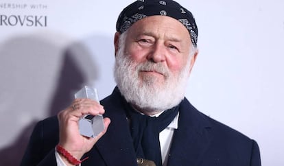 El fotógrafo Bruce Weber recoge el premio Isabella Blow a creadores de moda en 2016 en Londres.