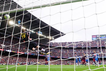 El bal&oacute;n disparado por Leo Messi, que no aparece en la foto, entra por la escuadra, logrando el primer tanto para su equipo. 