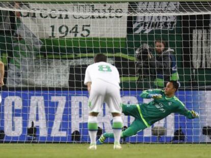 Ricardo Rodriguez marca el primer gol en el partido entre Wolfsburgo y Real Madrid, ida de los 1/4 de final de Liga de Campeones.