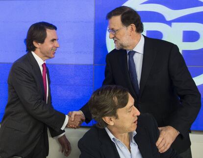 Fotograf&iacute;a facilitada por el PP de su presidente, Mariano Rajoy, saludando al expresidente del Gobierno Jos&eacute; Mar&iacute;a Aznar, a su llegada a la reuni&oacute;n del Comit&eacute; Ejecutivo Nacional del partido para analizar los resultados de las elecciones generales del 20D.