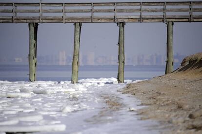 O aeroporto de LaGuardia cancelou 90% de seus voos nesta quinta-feira. Na imagem, pedaços de gelo se acumulam ao longo da orla da baía de Raritan em Keansburg, na quarta-feira.