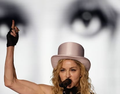 Madonna - 125 millones de dólares. La mayor parte de los ingresos de la 'material girl' provienen de su última gira por la que engrosó un total de 305 millones de dolares. También computan la venta de merchandising y su línea de ropa y cosméticos.