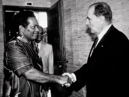 Jean-Marie Tjibaou, político nacionalista de Nueva Caledonia, y el presidente francés François Mitterrand, en Numea, capital del enclave, el 19 de enero de 1985.