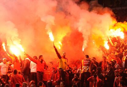 Los hinchas radicales del Galatasaray antes del partido ante el Sporting Braga.